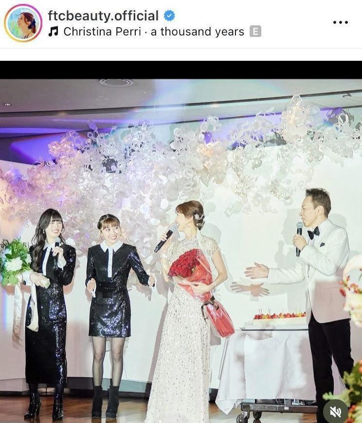 ２人の娘と家族で。君島十和子さんのインスタグラム＠ｆｔｃｂｅａｕｔｙ．ｏｆｆｉｃｉａｌ（１２月１８日付）より 