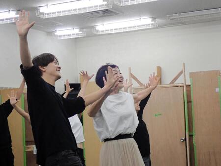 　「わが歌ブギウギ」の公開稽古を行ったキムラ緑子（右）と林翔太