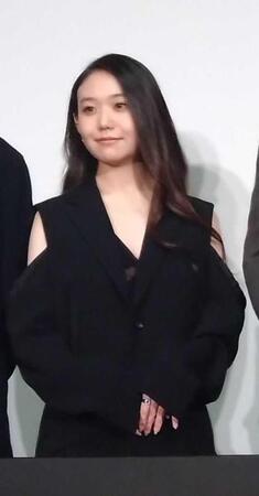 　映画「星と月は天の穴」の舞台あいさつに出席した咲耶