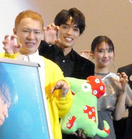 　撮影に応じる（左から）ハニトラ梅木、原嘉孝、沢口愛華、夏目大一朗監督