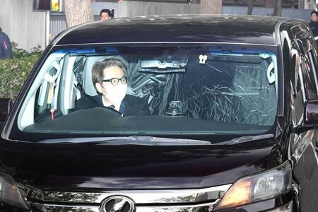 　裁判所に入る清水尋也被告を乗せていると思われる車両