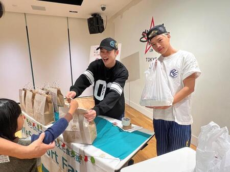 　子供にプレゼントを贈るＰＳＹＣＨＩＣ　ＦＥＶＥＲの中西椋雅（左）と半田龍臣