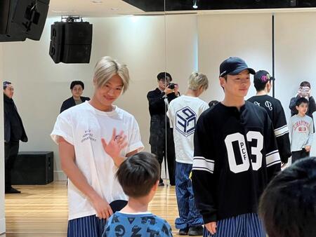 　スタジオでダンスレッスンするＰＳＹＣＨＩＣ　ＦＥＶＥＲの中西椋雅（右）と半田龍臣