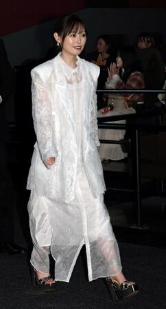 　劇場に入る福原遥＝ユナイテッド・シネマ豊洲（撮影・佐藤厚）