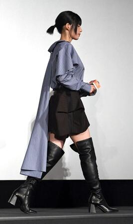 舞台あいさつを終え降壇する石井杏奈＝ユナイテッド・シネマ豊洲（撮影・佐藤厚）