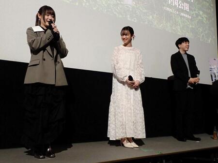 　舞台あいさつを行った（左から）まいきち、中島瑠菜、コウイチ監督