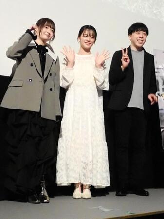 　舞台あいさつを行った（左から）まいきち、中島瑠菜、コウイチ監督