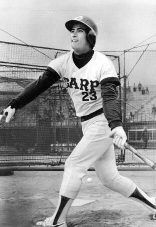 　新天地の広島カープで内野の定位置確保を目指しハッスルする森脇浩司＝１９８４年