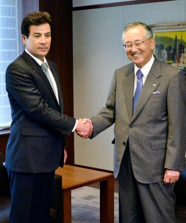 　オリックスの宮内義彦オーナー（右）へシーズン終了の報告に訪れ、握手する森脇浩司監督＝２０１４年