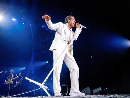 　ツアーファイナルのアンコールで熱唱する矢沢永吉（ＨＩＲＯ　ＫＩＭＵＲＡ撮影）