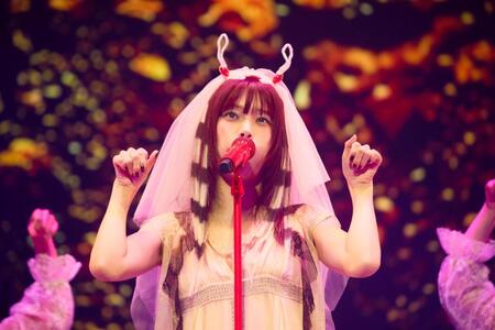 　ライブを行うアイナ・ジ・エンド