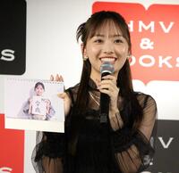 　笑顔を見せる濱岸ひより