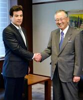 　オリックスの宮内義彦オーナー（右）へシーズン終了の報告に訪れ、握手する森脇浩司監督＝２０１４年