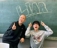 酒グセに注意が促されているコロコロチキチキペッパーズの西野創人。左はナダル