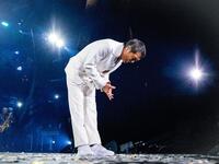 　ツアーファイナルのアンコールで一礼する矢沢永吉（ＨＩＲＯ　ＫＩＭＵＲＡ撮影）