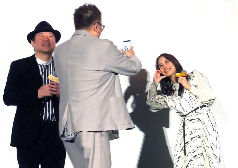 　福田雄一監督にポーズを決める広瀬アリス（右）。左は佐藤二朗