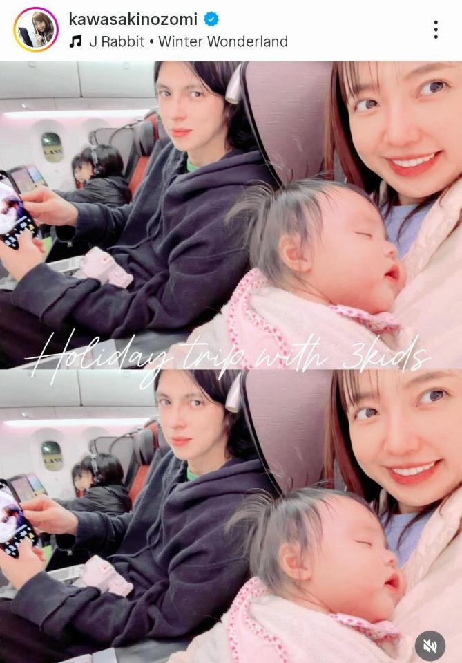 　ＪＡＬ機内で次女を抱っこ。川崎希のインスタグラム＠ｋａｗａｓａｋｉｎｏｚｏｍｉより 