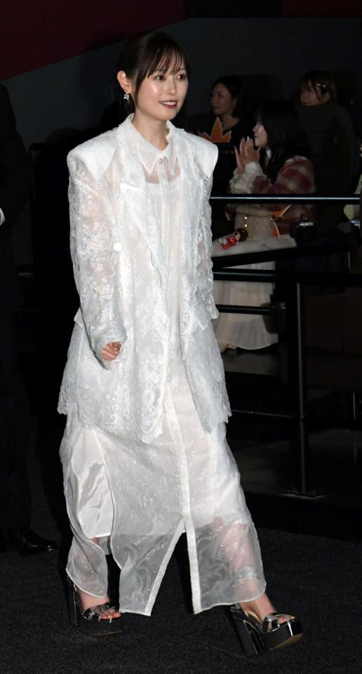 　劇場に入る福原遥＝ユナイテッド・シネマ豊洲（撮影・佐藤厚）