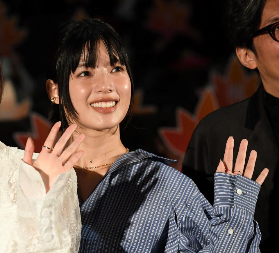 　カメラに向かって手を振る石井杏奈＝ユナイテッド・シネマ豊洲（撮影・佐藤厚）
