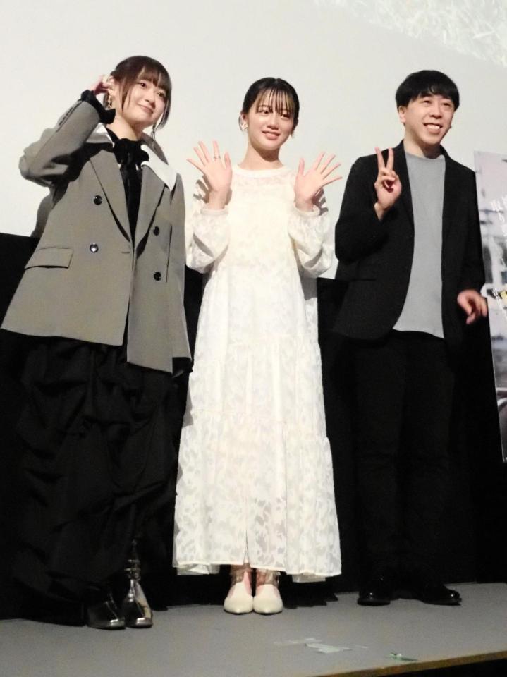　舞台あいさつを行った（左から）まいきち、中島瑠菜、コウイチ監督