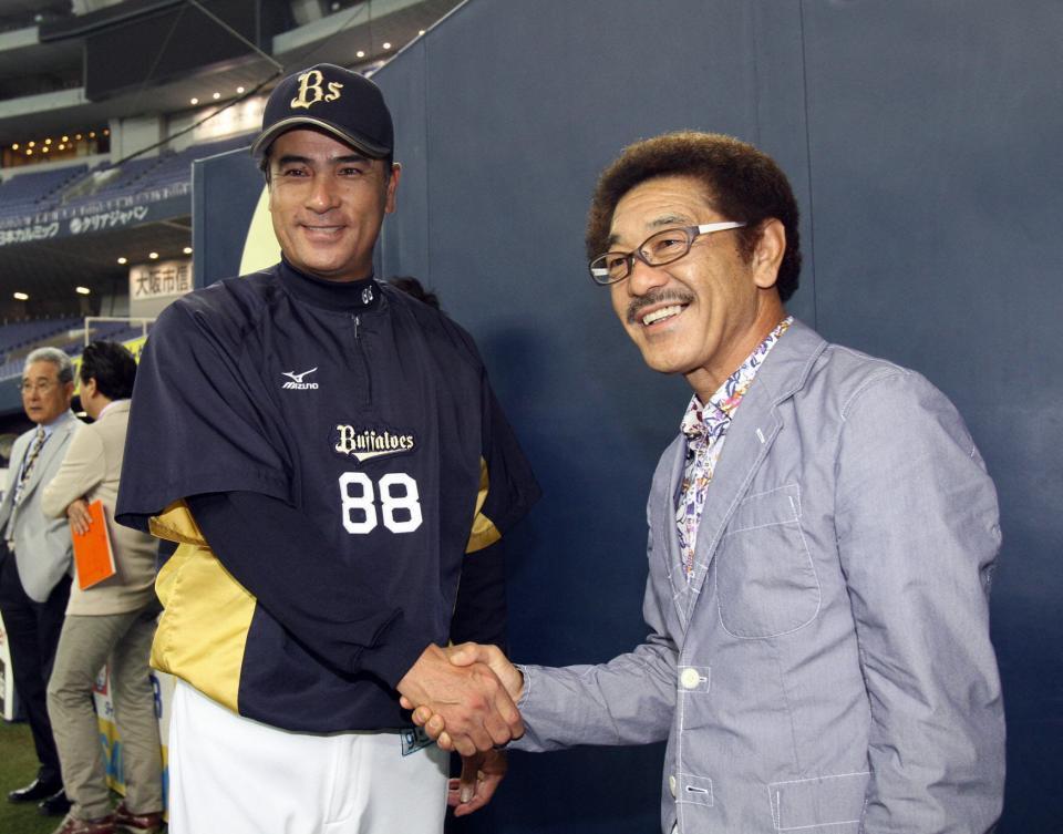 　具志堅用高氏（右）と握手するオリックス・森脇浩司監督＝２０１３年