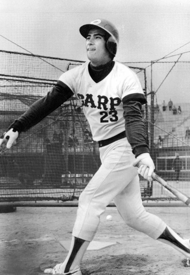 　新天地の広島カープで内野の定位置確保を目指しハッスルする森脇浩司＝１９８４年