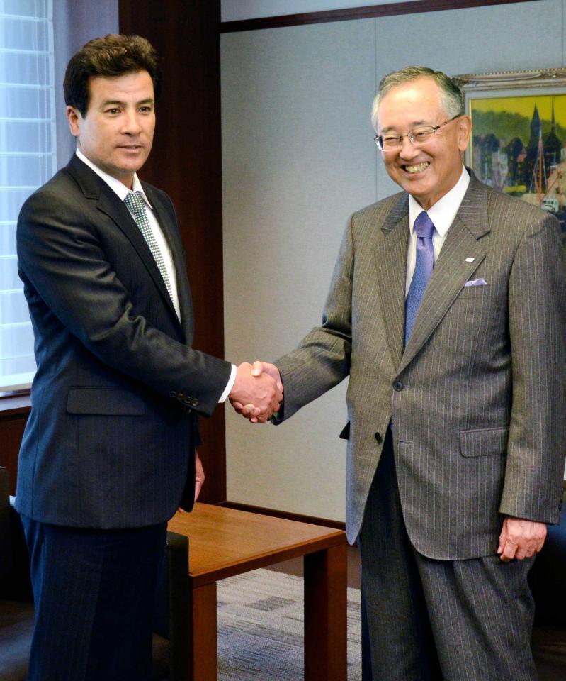 　オリックスの宮内義彦オーナー（右）へシーズン終了の報告に訪れ、握手する森脇浩司監督＝２０１４年