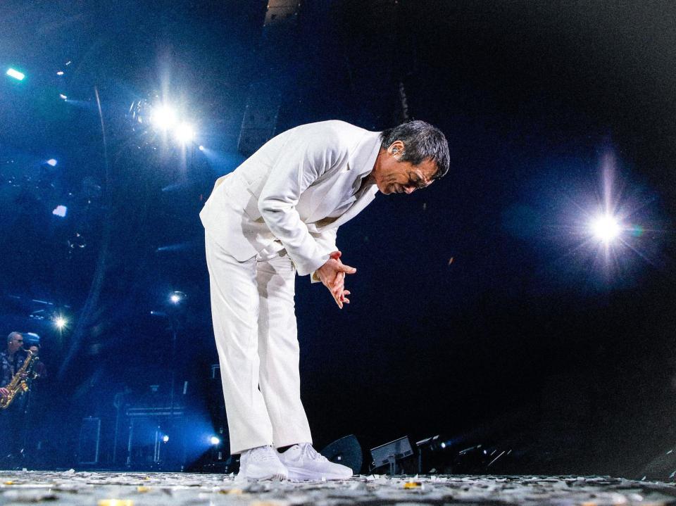 　ツアーファイナルのアンコールで一礼する矢沢永吉（ＨＩＲＯ　ＫＩＭＵＲＡ撮影）