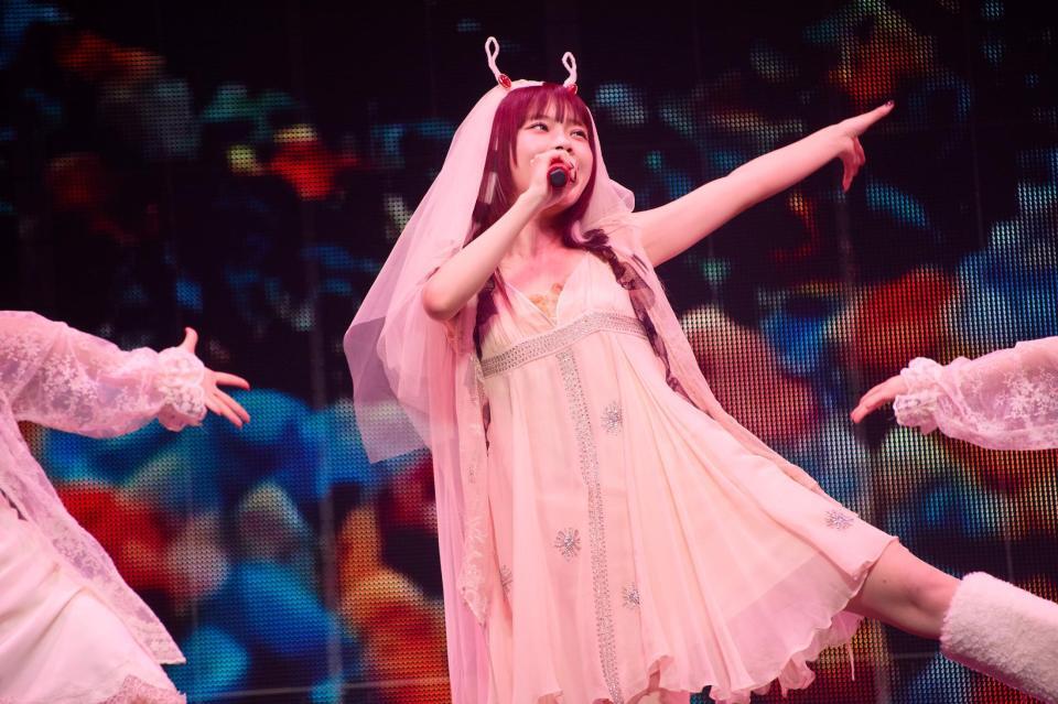 　ライブを行うアイナ・ジ・エンド