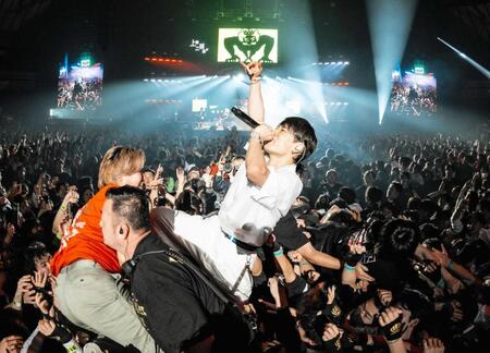 　横浜アリーナ公演を行ったＵＶＥＲｗｏｒｌｄのＴＡＫＵＹＡ∞（Ｓｈｉｎｓｕｋｅ　Ｔａｎｏｇｕｃｈｉ撮影）