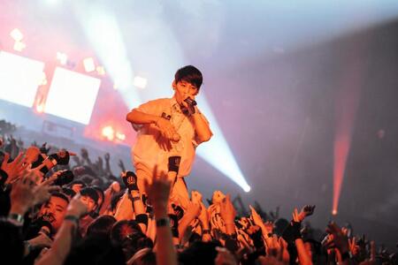 　横浜アリーナ公演を行ったＵＶＥＲｗｏｒｌｄのＴＡＫＵＹＡ∞（Ｓｈｉｎｓｕｋｅ　Ｔａｎｏｇｕｃｈｉ撮影）