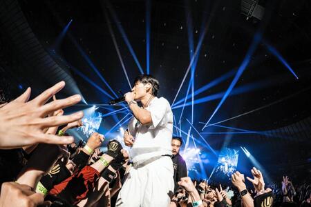 　横浜アリーナ公演を行ったＵＶＥＲｗｏｒｌｄのＴＡＫＵＹＡ∞（Ｓｈｉｎｓｕｋｅ　Ｔａｎｏｇｕｃｈｉ撮影）