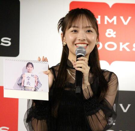 　笑顔を見せる濱岸ひより