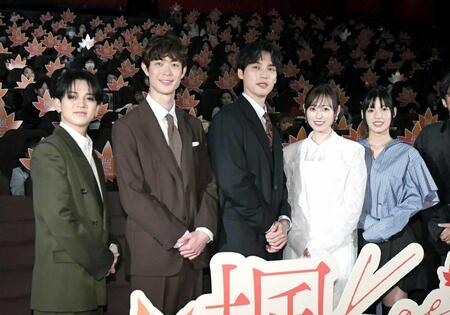 　客席で記念撮影をする（左から）宮近海斗、宮沢氷魚、福士蒼汰、福原遥、石井杏奈（撮影・佐藤厚）