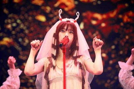 　ライブを行うアイナ・ジ・エンド