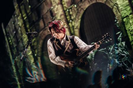 　ギターをつま弾く大森元貴　（撮影・Ｊｏｒｄａｎ　Ｍｕｎｎｓ）