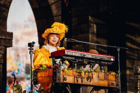 　ステージでパフォーマンスする藤澤涼架　（撮影・Ｊｏｒｄａｎ　Ｍｕｎｎｓ）