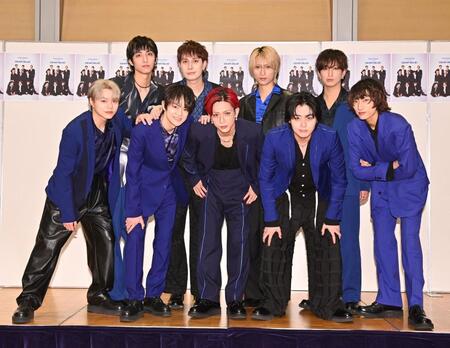 　写真に納まるＳＵＰＥＲ★ＤＲＡＧＯＮの（前列左から）志村玲於、伊藤壮吾、田中洸希、松村和哉、柴崎楽（後列左から）古川毅、ジャン海渡、飯島颯、池田彪馬（撮影・持木克友）