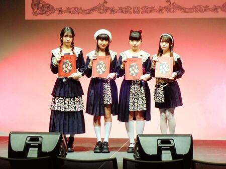 　「怪忌蝶寫眞集　Ｍａｚｅ　ＥＰ．０」の発売記念イベントを行ったファントムシータの（左から）美雨、百花、凛花、もな