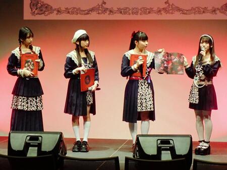 　「怪忌蝶寫眞集　Ｍａｚｅ　ＥＰ．０」の発売記念イベントでお気に入りカットを披露するファントムシータの（左から）美雨、百花、凛花、もな