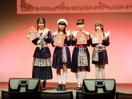 　「怪忌蝶寫眞集　Ｍａｚｅ　ＥＰ．０」の発売記念イベントを行ったファントムシータの（左から）美雨、百花、凛花、もな