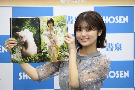 　写真集のカットを見せる北野瑠華