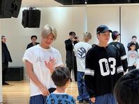 　スタジオでダンスレッスンするＰＳＹＣＨＩＣ　ＦＥＶＥＲの中西椋雅（右）と半田龍臣