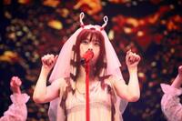 　ライブを行うアイナ・ジ・エンド