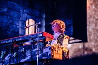 　ステージに立つ藤澤涼架　（撮影・Ｊｏｒｄａｎ　Ｍｕｎｎｓ）