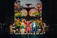 　ステージで仲良く笑顔を見せる（左から）藤澤涼架、大森元貴、若井滉斗　（撮影・Ｊｏｒｄａｎ　Ｍｕｎｎｓ）