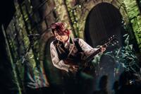 　ギターをつま弾く大森元貴　（撮影・Ｊｏｒｄａｎ　Ｍｕｎｎｓ）