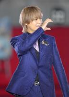 　レッドカーペットに詰めかけたティアラたちとハートマークを作るＫｉｎｇ＆Ｐｒｉｎｃｅ・高橋海人（撮影・伊藤笙子）