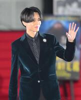 　レッドカーペットに詰めかけたティアラに手を振る永瀬廉（撮影・伊藤笙子）