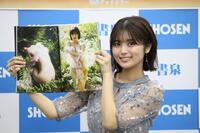 　写真集のカットを見せる北野瑠華